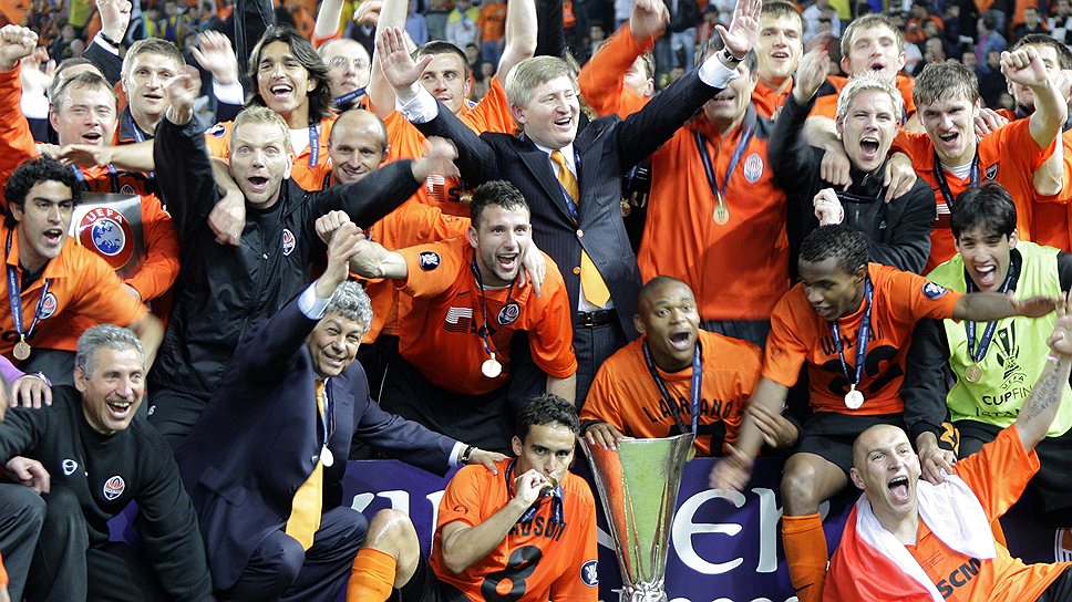 &quot;Шахтер&quot; празднует свой первый евротрофей -- Кубок УЕФА, который одновременно стал последним в истории (с 2009-го разыгрывается Кубок Лиги Европы). В победном матче на стадионе со счетом 2:1 был повержен бременский &quot;Вердер&quot;