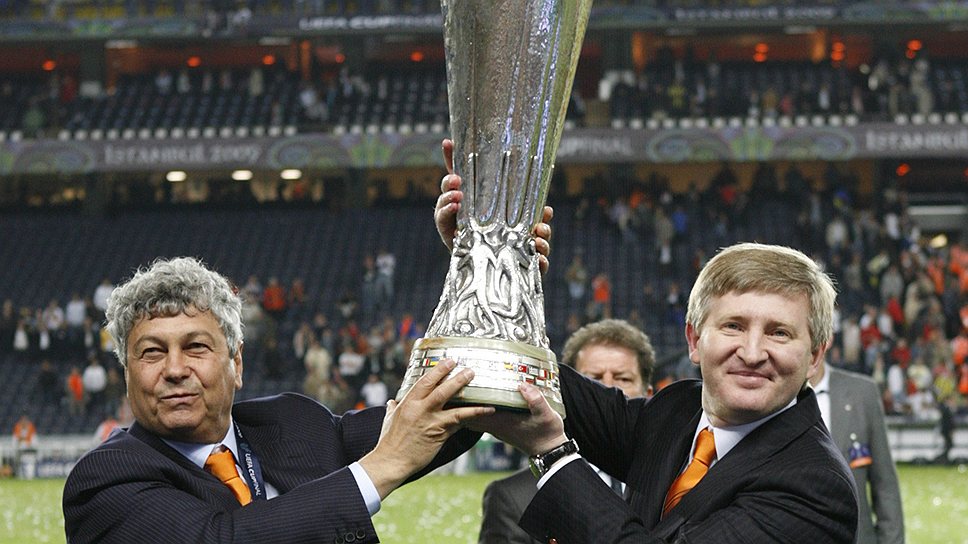 Тренер &quot;Шахтера&quot; Мирча Луческу (слева) и президент клуба Ринат Ахметов с кубком УЕФА-2009, который их команда только что выиграла на стадионе в Стамбуле. По всему видно, что оба не собираются останавливаться на достигнутом