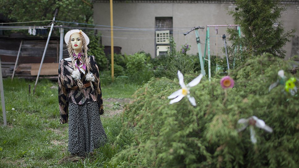 Светофор, манекен-пугало, пластиковые цветы — павловчане серьезно подходят к вопросам благоустройства дворов