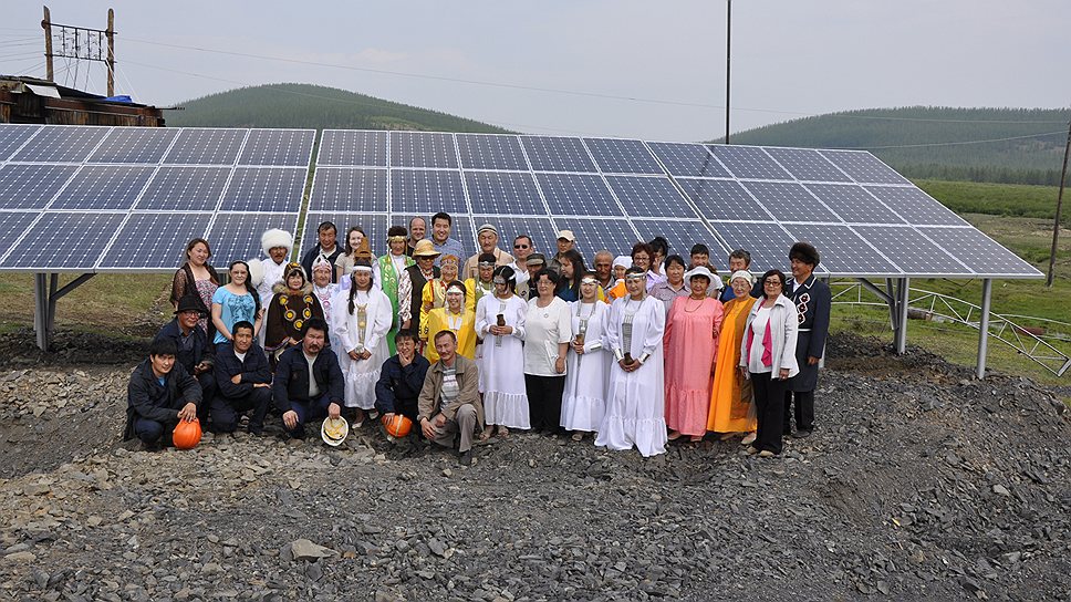 Открытие солнечной электростанции в Ючюгее стало настоящим праздником для всего Оймяконского района. Энергетики рассказывают, что теперь ни одна свадьба там не обходится без фотографий на фоне этого &quot;чуда техники&quot;