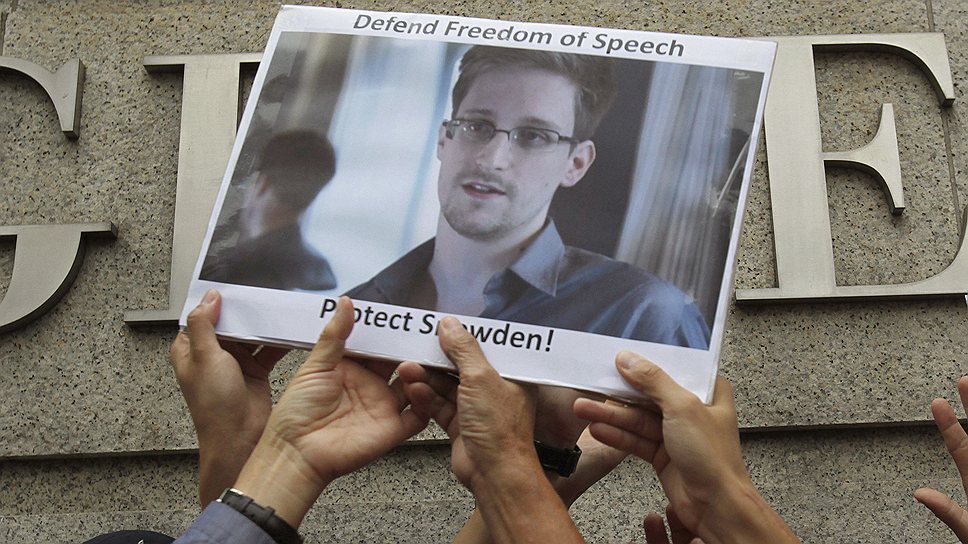 Митинги в поддержку Сноудена идут в самых разных странах (на фото — в Гонконге). Но от этого не яснее, герой он или циничный предатель