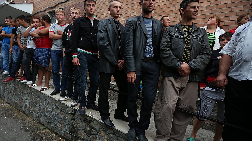 Жители Врадиевки взяли в осаду районное отделение милиции, требуя наказания виновных в насилии над 29-летней Ириной Крашковой