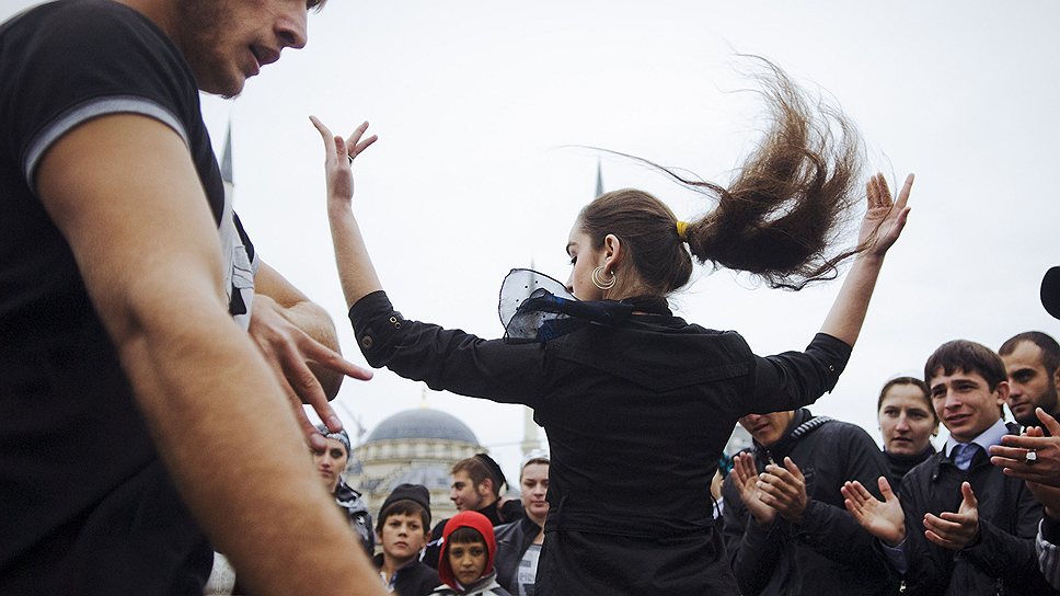 В день рождения Рамзана Кадырова молодежь танцует лезгинку на площади перед мечетью в Грозном 