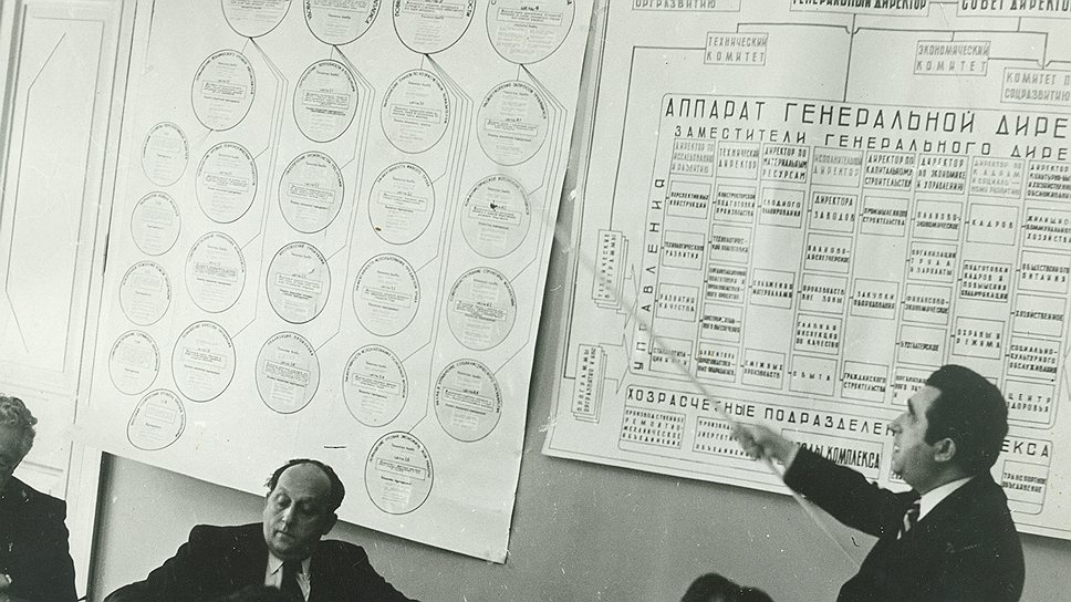 Помимо научной работы Мильнер занимался практическим менеджментом: на этом фото он (справа) показывает, как можно улучшить управленческую структуру КАМАЗа 
