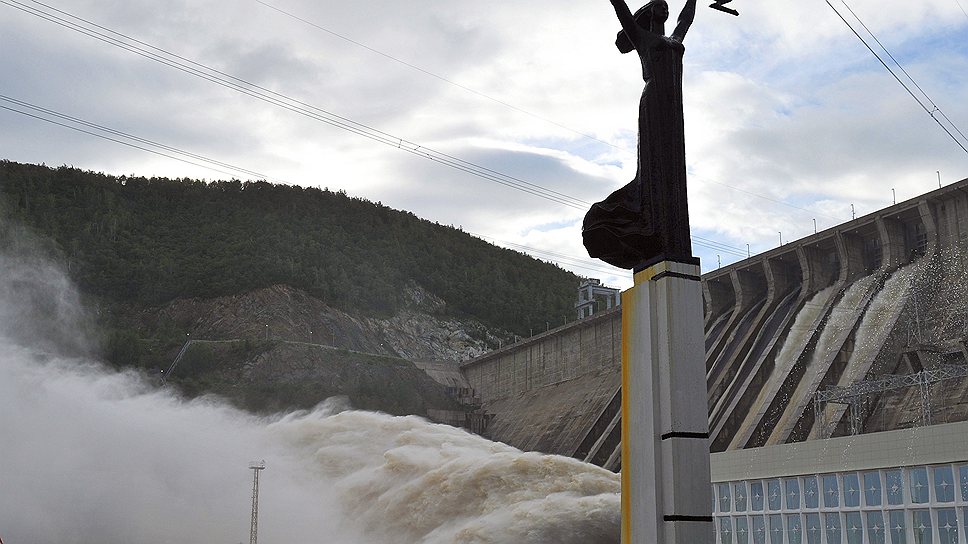 Власти и жители надеются, что плотина Зейской ГЭС сдержит сильный паводок 