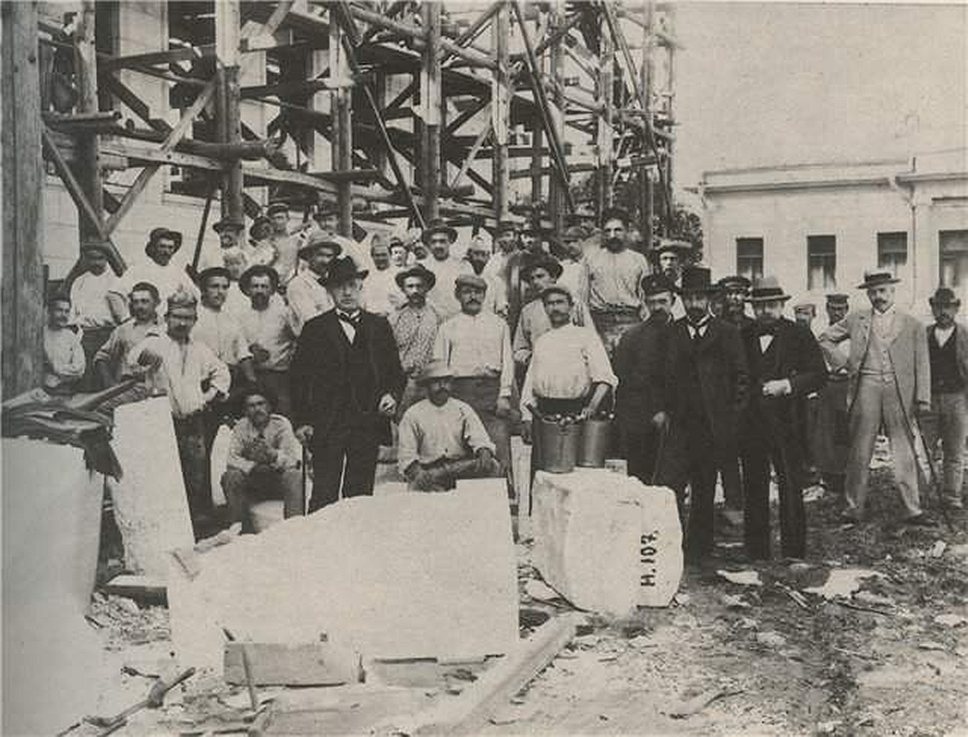 Отцы-основатели музея с итальянскими мраморщиками, которых привлекли к работе над проектом 
