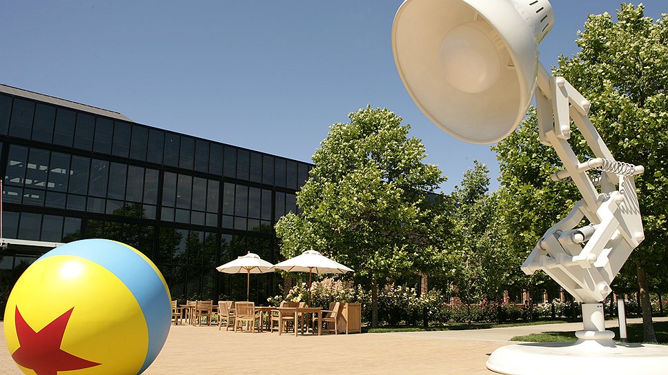 Символ Pixar: гигантская лампа из короткометражки Лассетера &quot;Люксо-младший&quot; и мяч столь же внушительных размеров