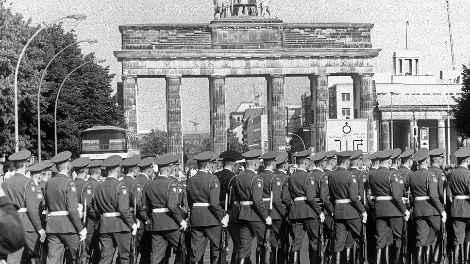 Берлин. Советские солдаты проходят у Бранденбургских ворот после посещения мемориала советским воинам