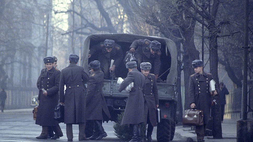 Если армия стоит в городе, то грузовик становится пассажирским транспортом