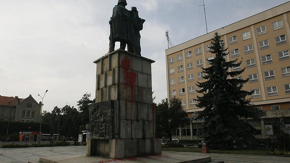 Памятник Благодарности Советской армии. Памятник есть, благодарности осталось немного