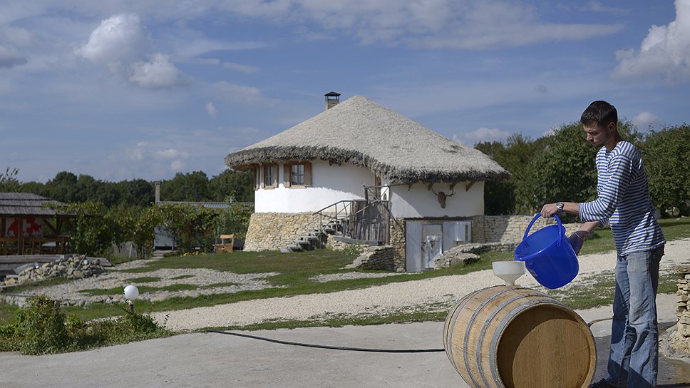 Почти в каждом дворе фермеры сейчас моют бочки для нового вина 2013 года