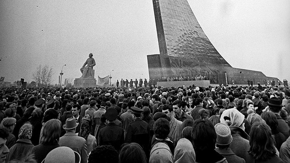 В честь запуска первого искусственного спутника Земли в Москве поставили памятник. Давно