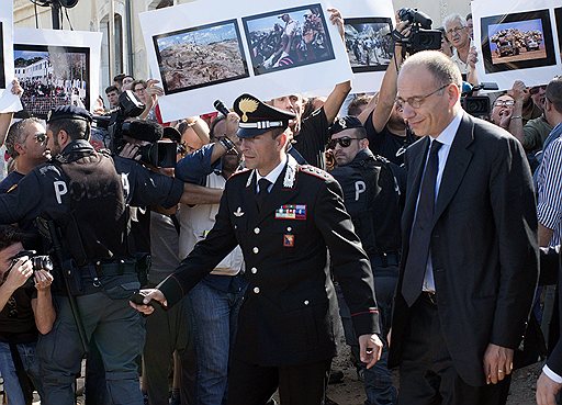 Премьера Италии Энрико Летту от недовольных жителей Лампедузы отделяет полиция