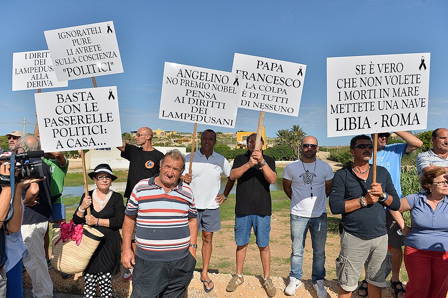 Жители Лампедузы протестуют против безразличия чинов из ЕС к участи несчастных, которые рвутся в Европу 