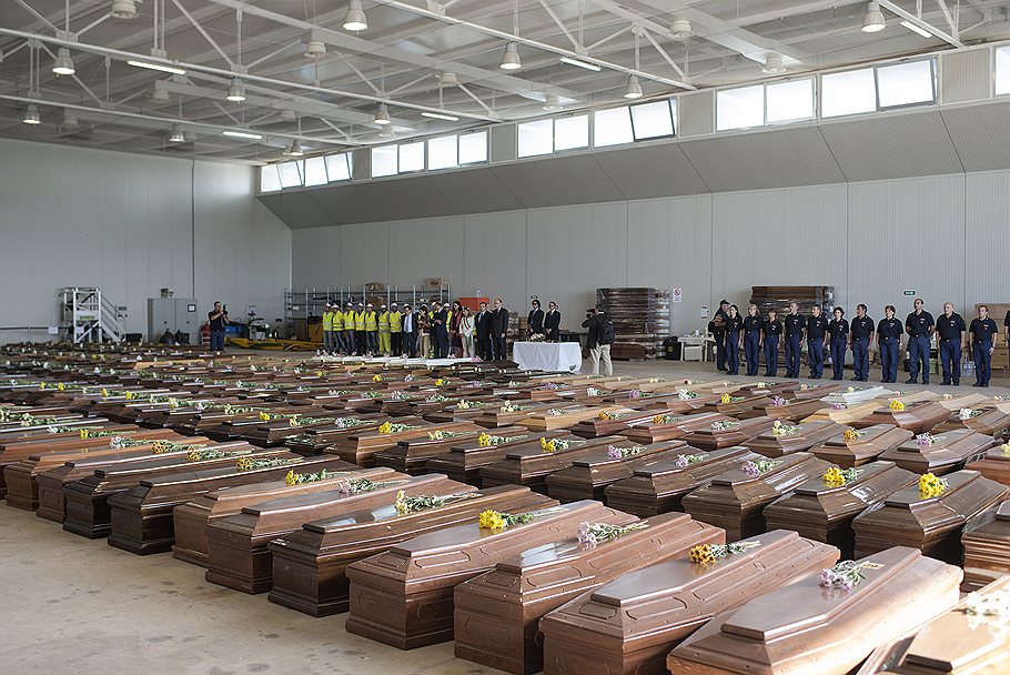 Гробы с телами погибших при кораблекрушении в начале октября. Их будут хоронить на Сицилии. На Лампедузе попросту негде
