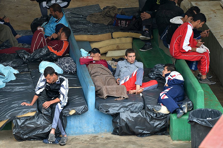 Беженцы в Центре по приему иммигрантов на острове Лампедуза