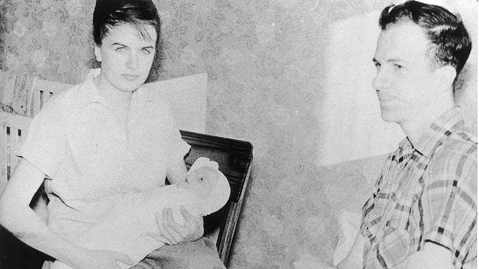 Ли Харви Освальд с женой Мариной и дочерью 
