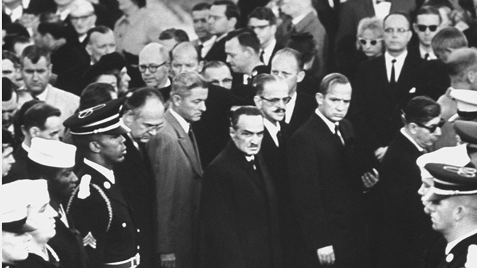 Анастас Микоян (в центре) на похоронах Джона Кеннеди 
