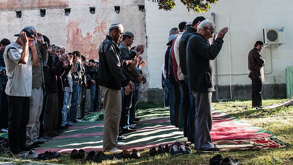 Вернувшиеся на родину сирийские абхазы увеличивают число местных мусульман. На сегодняшний день ислам исповедует 16 процентов населения Абхазии. На снимке — молитва во дворе разрушенной мечети в городе Гудаута в канун праздника Курбан-байрам 