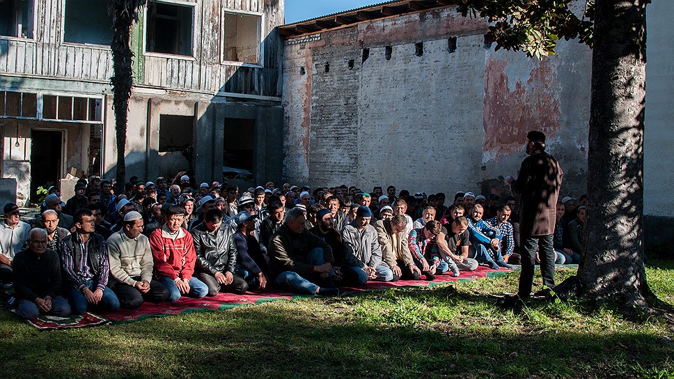Вернувшиеся на родину сирийские абхазы увеличивают число местных мусульман. На сегодняшний день ислам исповедует 16 процентов населения Абхазии. На снимке — молитва во дворе разрушенной мечети в городе Гудаута в канун праздника Курбан-байрам 
