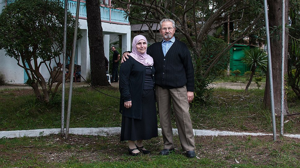 Алладин Маршан, приехавший в Абхазию из пригорода Дамаска, давно ведет генеалогическое древо и надеется отыскать своих родственников по фотографии. Вместе с женой они хотят остаться на земле предков навсегда 