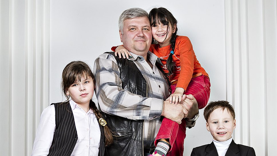 Николай Комаров, 53 года, директор строительной фирмы. С ним Света, 12 лет, Саша, 9 лет, Карина, 7 лет  