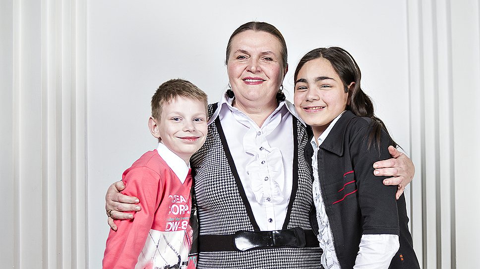 Ирина Полежаева, 59 лет, домохозяйка. С ней Сергей, 14 лет, и Аня, 15 лет 