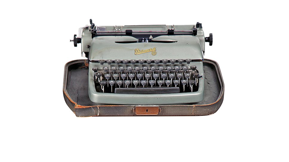 Пишущая машинка Rheinmetall, купленная Солженицыным в 1959-м в московском комиссионном магазине. Писатель перепечатывал свои рукописи плотно, с двух сторон, без полей, стремясь уменьшить объемы того, что нельзя было хранить открыто 
