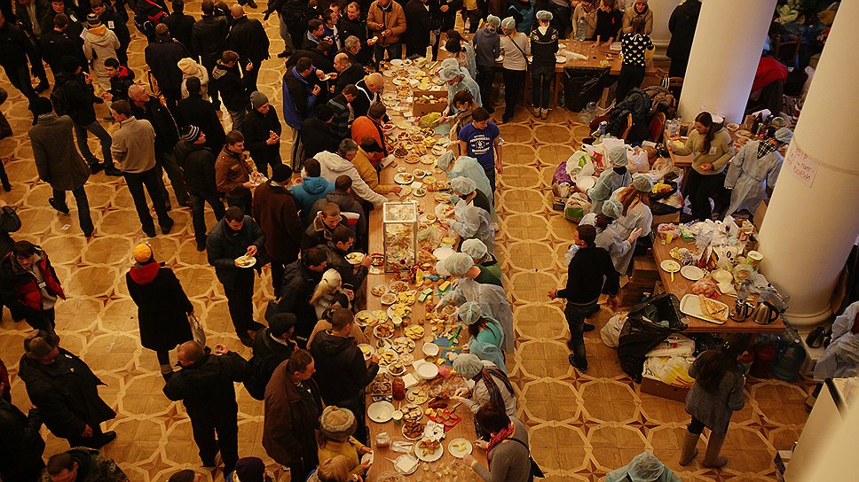 Раздача еды сторонникам евроинтеграции в Киевской городской администрации