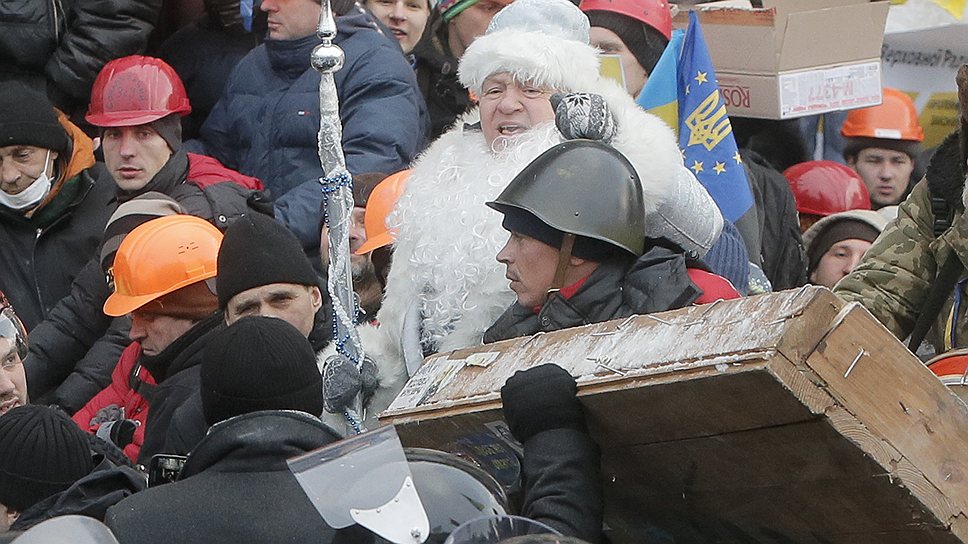 Дед Мороз на баррикадах. Чем дальше в тупик заходит противостояние в Киеве, тем более абсурдными символами оно обрастает