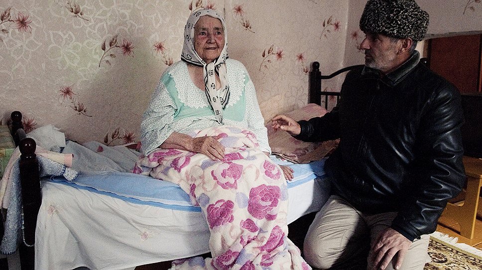 Мать Муслима парализовало в тот день, когда сотрудники местного ОВД пришли к ней в дом с обыском