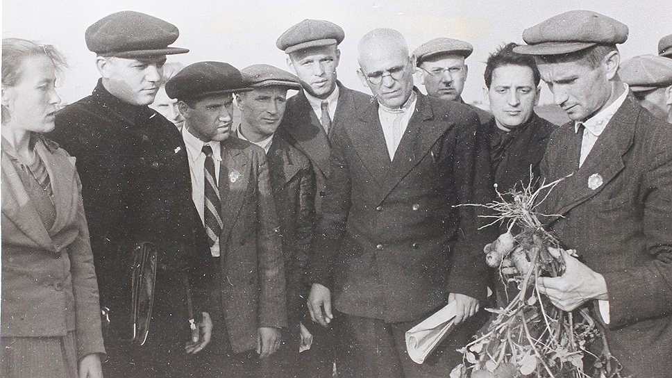 Академик Лысенко (на фото справа) объясняет агрономам Киевской области, как включить картофель в классовую борьбу. Если бы не погром генетики, учиненный им в 1930-е и 1940-е годы, моду в биоинженерии, возможно, сегодня задавали бы мы