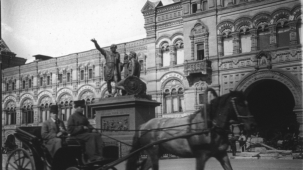 Тогда добраться до ГУМа можно было только пешком или в экипаже. А это и к лучшему...
