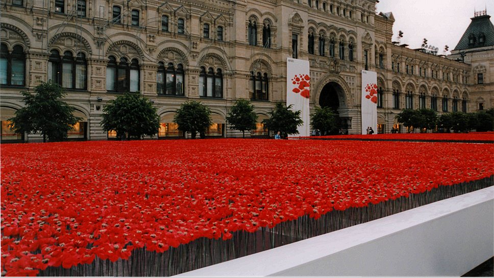 2003 год. Поле маков на Красной площади в честь презентации аромата Flower by Kenzo 

