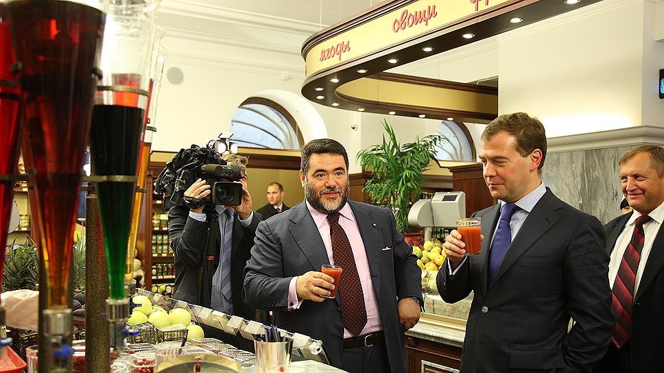 2008 год. Недавно избранный президентом Дмитрий Медведев зашел в ГУМ выпить стакан томатного сока по случаю открытия &quot;Гастронома N1&quot; 
