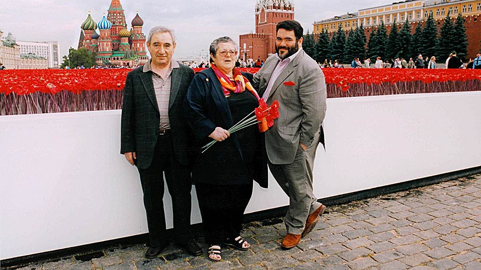 2003 год. Поле маков на Красной площади. С мамой Эдит Иосифовной и папой Эрнестом Марковичем 
