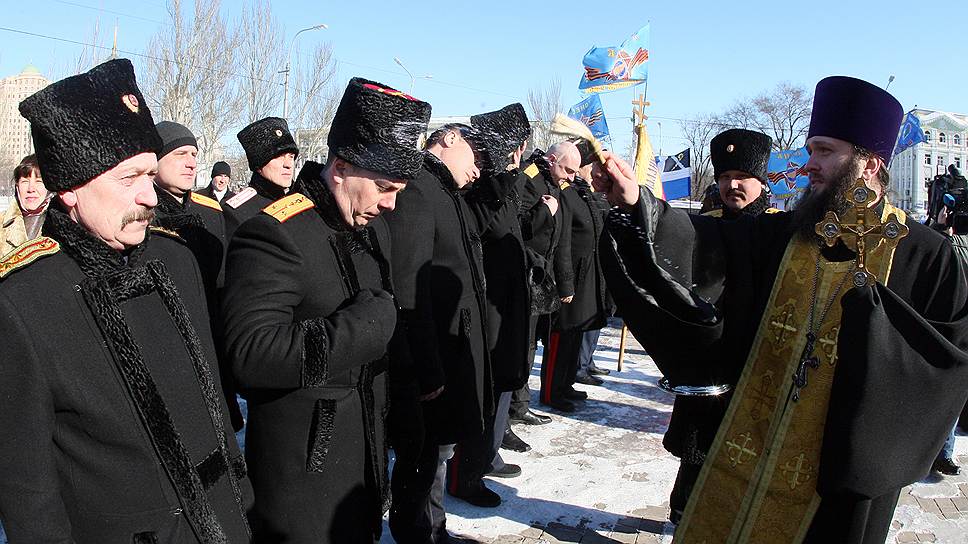 В Донецке все спокойно: священник благословляет казаков на патрулирование улиц