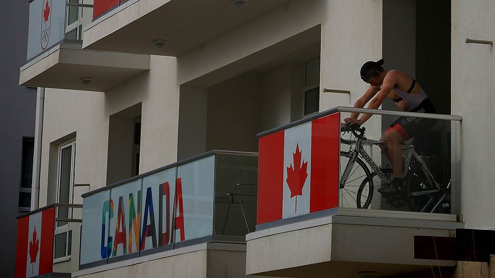 Канадский конькобежец Матье Жиру, олимпийский чемпион Ванкувера, установил велотренажер на балконе своего номера, чтобы наслаждаться видом на горы