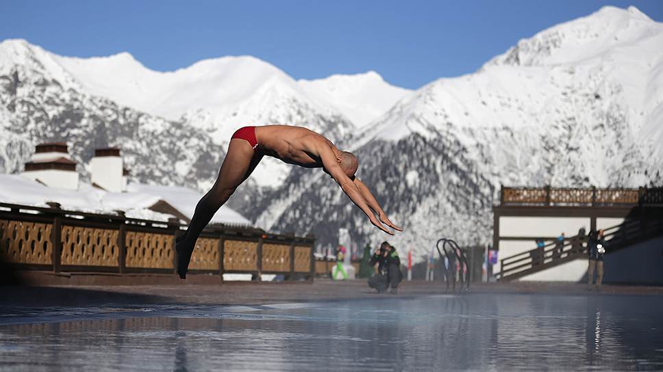 Среди жителей Олимпийской деревни есть желающие попробовать себя в неолимпийских видах спорта. Как этот тренер по фитнесу (на фото), что ныряет в бассейн посреди снегов. Или горнолыжник Макс Франц (Австрия), разминающийся на бильярде