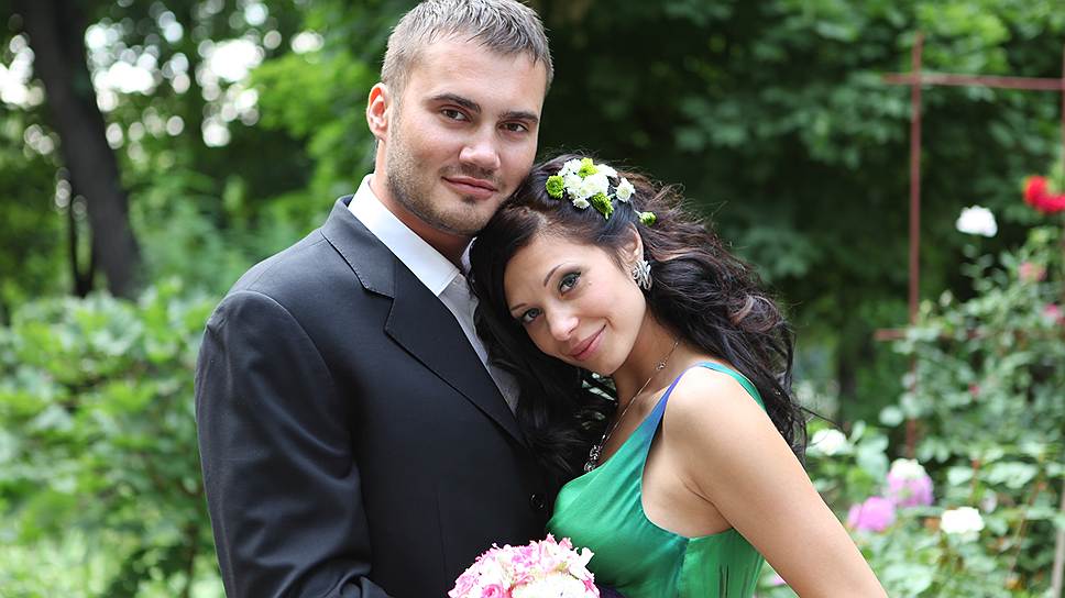 Младший Виктор Янукович с женой. Кроме супруги он страстно любит автомобили