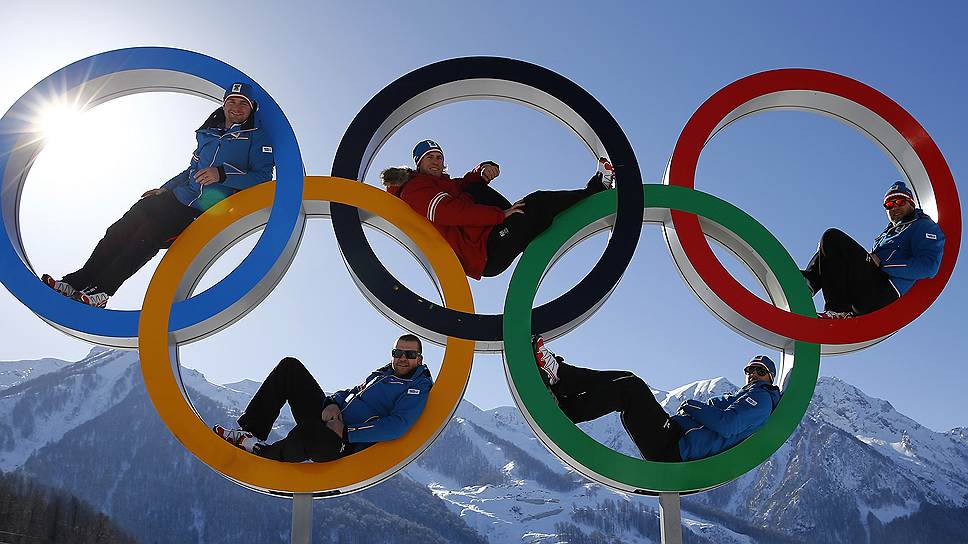 Участники Олимпиады и в свободное от соревнований время демонстрируют силу и ловкость, позируя на фоне заснеженных гор