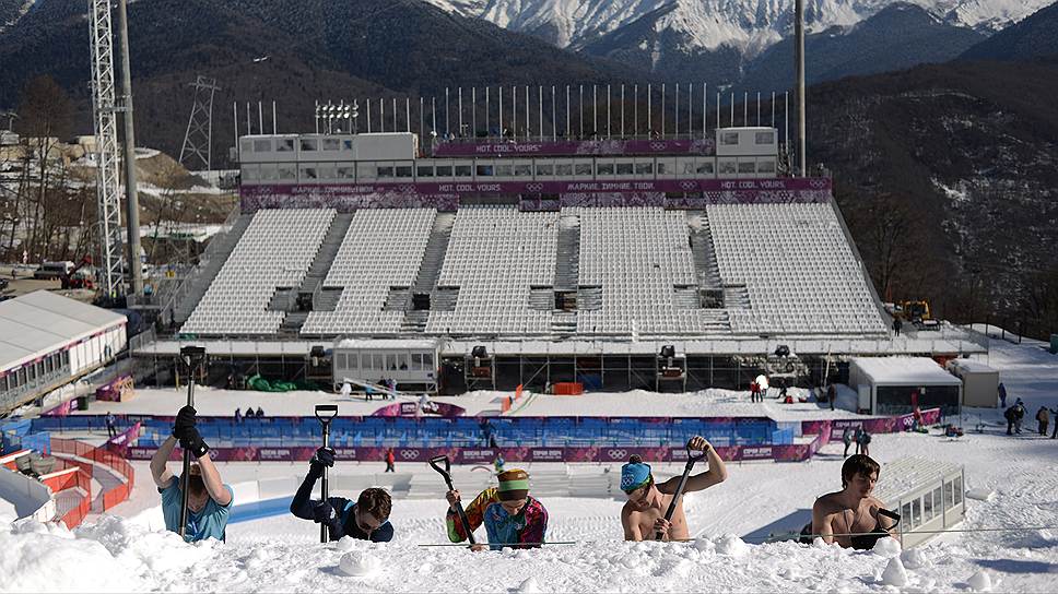 Волонтерам, разгоряченным работой со снегом, не до отдыха: они готовят трассы и трамплины для соревнований по лыжной акробатике в экстрим-парке «Роза Хутор»