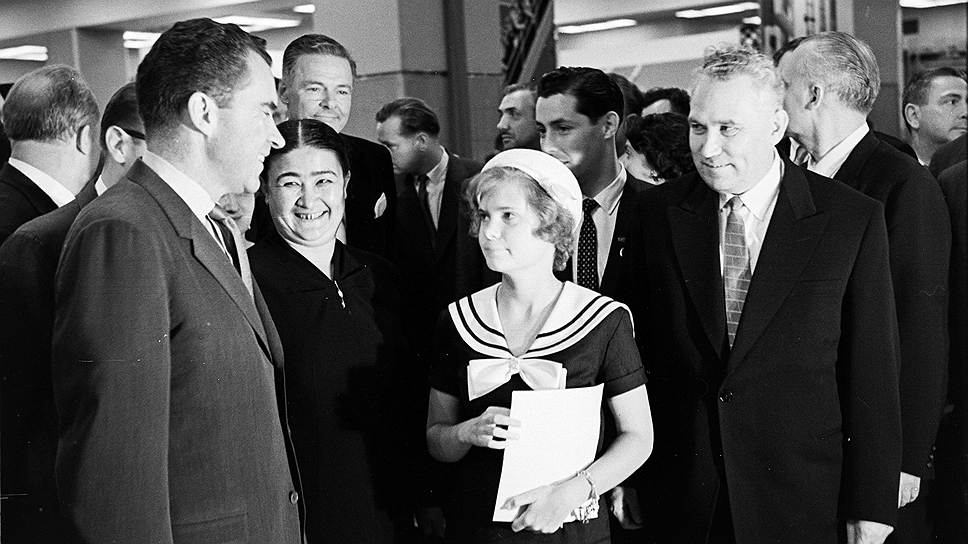 Фрол Козлов (справа) беседует с вице-президентом США Ричардом Никсоном (слева) и его дочерью. Нью-Йорк