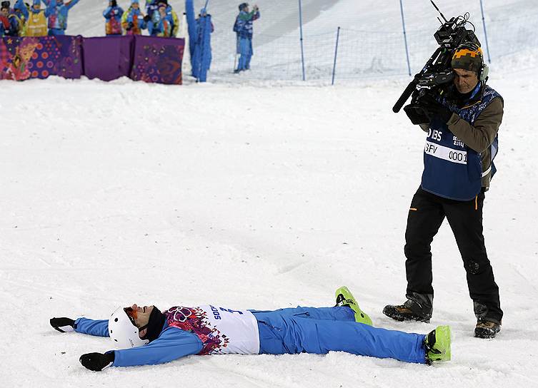 Фристайлист Антон Кушнир из Белоруссии только что завоевал золото по лыжной акробатике