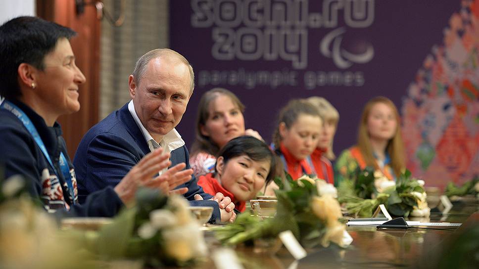 Владимир Путин поздравляет спортсменок с 8 Марта 
