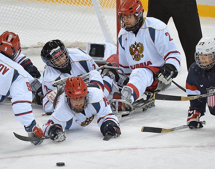 Сборная команда России во время отборочного матча между сборными США и России в соревнованиях по следж-хоккею 
