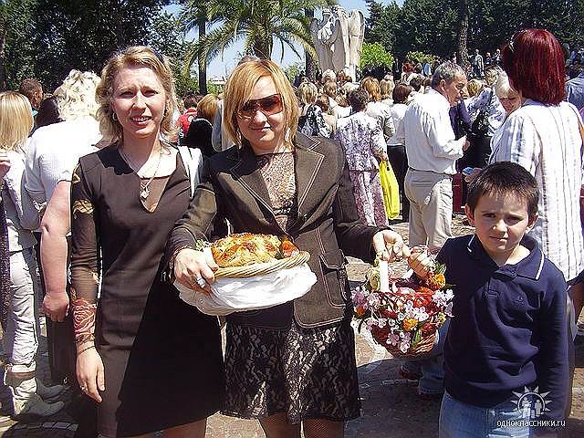 После нескольких лет жизни в Италии украинок все труднее отличать от итальянок. На Пасху у римского собора Св. Софии — Сандра из Ивано-Франковска (слева) и ее подруга Лучия с сыном 
