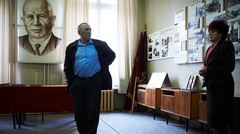 Директор техникума Владимир Копцев демонстрирует хрущевский зал музея 
