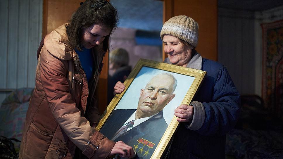 Парадный портрет первого секретаря достают со шкафа только в день его рождения, ну и для туристов, если попросят 
