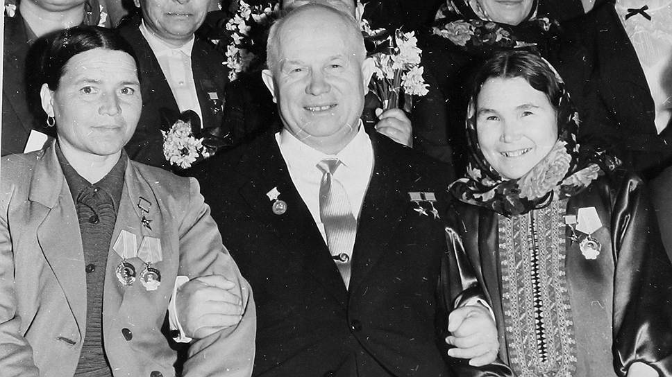 В 1960 году в Большом Кремлевском дворце праздновали 50-летие Международного женского дня. Хрущев с удовольствием позировал с гостьями 
